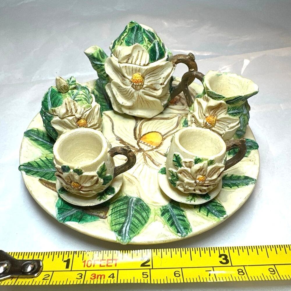 I monature tea set Magnolia flowers motife made of resin.